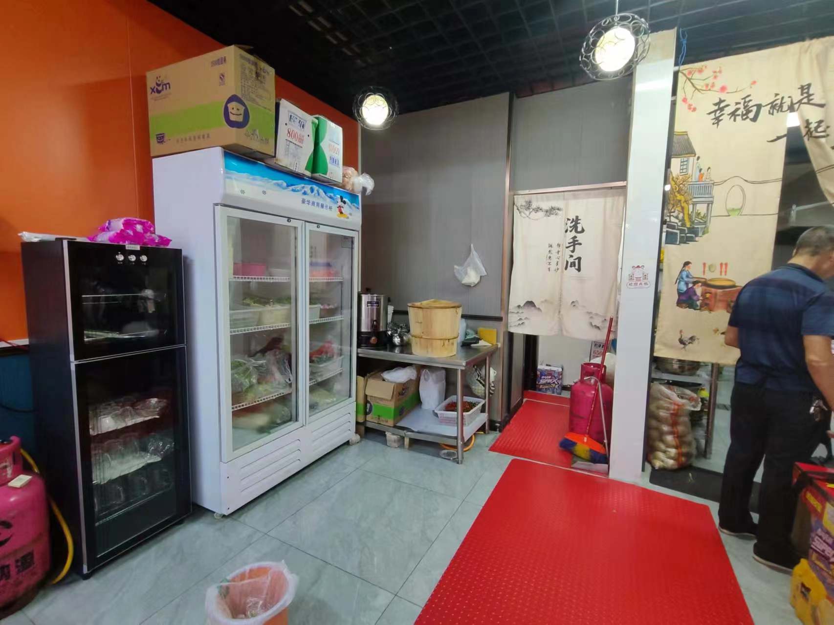 观山湖区中铁逸都90平临街餐饮店转让 外摆区大